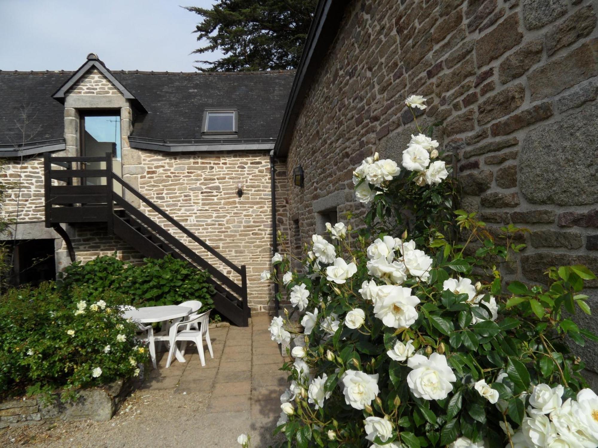 Bed and Breakfast Les Pieds Dans L'Herbe Rosporden Exterior foto