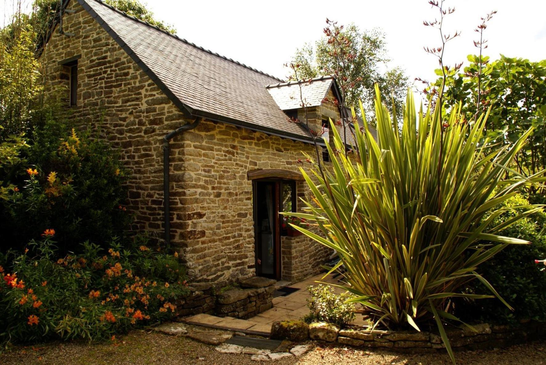 Bed and Breakfast Les Pieds Dans L'Herbe Rosporden Exterior foto