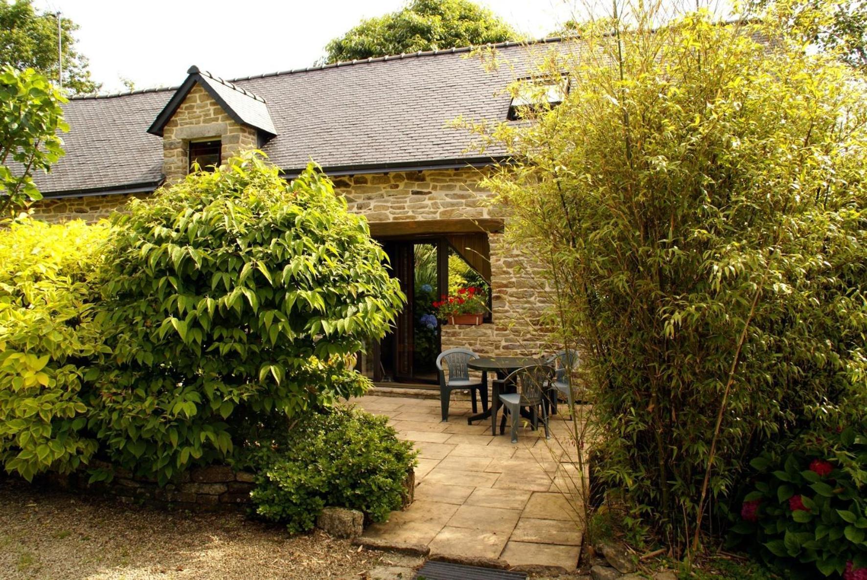 Bed and Breakfast Les Pieds Dans L'Herbe Rosporden Exterior foto